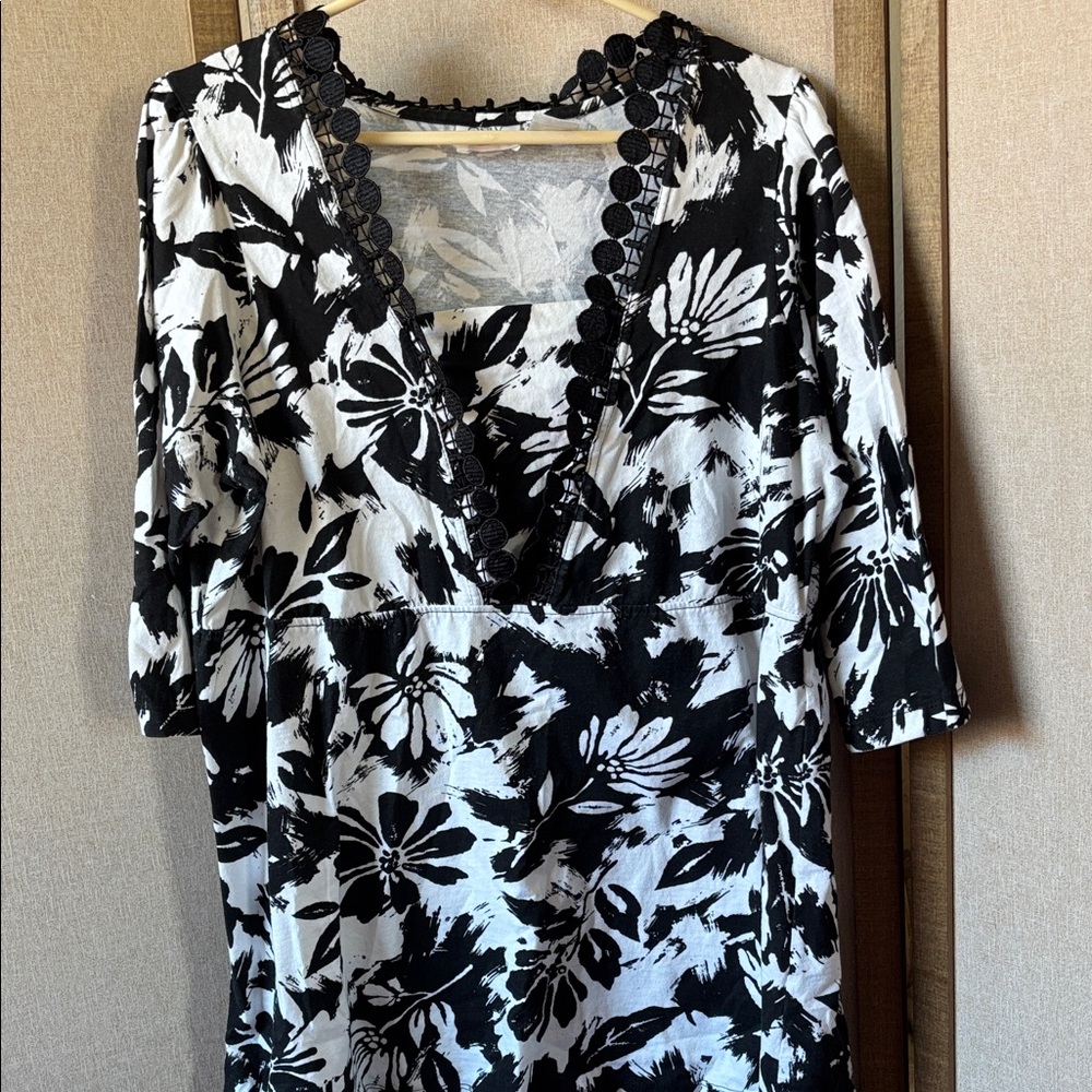FINAL MARKDOWN Only necessities Black and White Floral Women's Top large